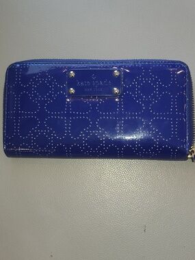 kate spade glossy perforated zip-around wallet - cobalt blue